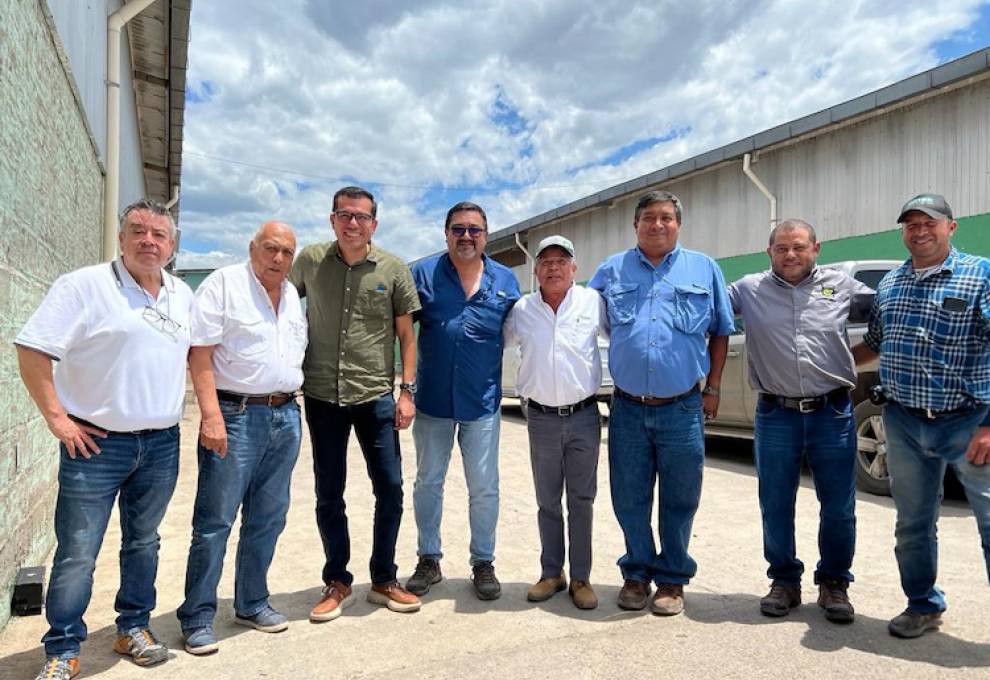 Strong partnerships are the foundation of Enza Zaden’s expansion in Central America. Here, Rodolfo Leyva of Enza Zaden stands with Amado Suazo of Expo 7, representatives of Ahern Seeds, and members of the integrated team supporting Enza Zaden’s Central American integration.